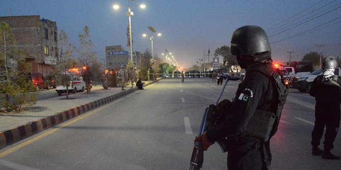Pakistan'da Çin Konsolosluğu'na bombalı ve silahlı saldırı