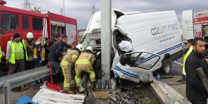İstanbul'da feci kaza! Sürücü ve yanındaki kişi, araçta sıkıştı