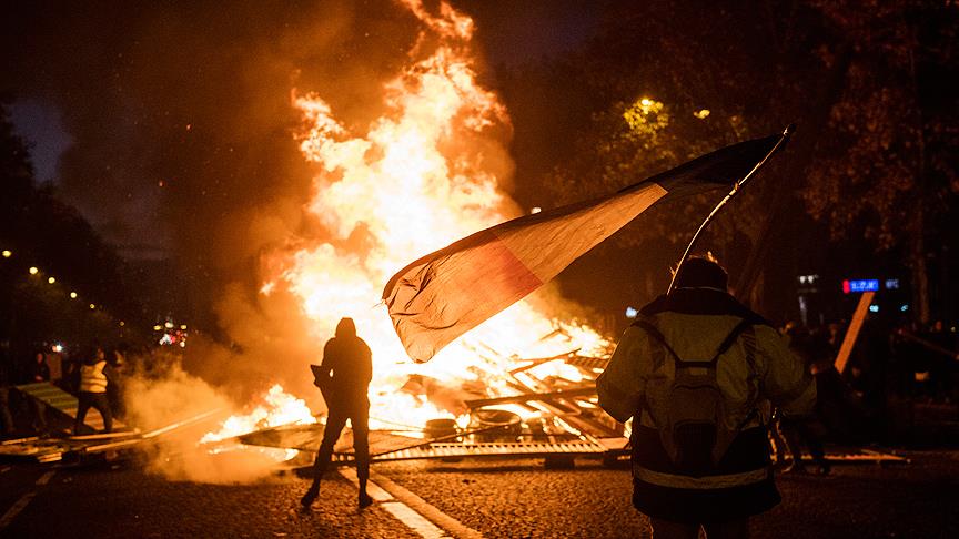 Fransa'da akaryakıt zammı protestoları sürüyor