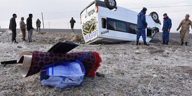 Kars'ta feci kaza! Öğrenci servisi devrildi: 13 yaralı