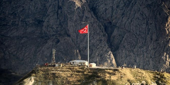Kontrol noktasındaki direğe, kentin her noktasından görülebilen dev Türk bayrağı asıldı!