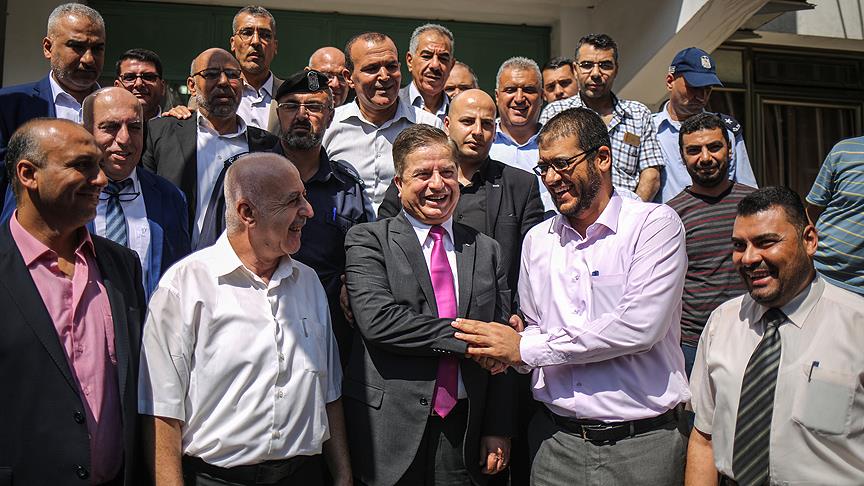 Filistin uzlaşı hükümetindeki bakanlar Gazze'deki görevlerini teslim aldı