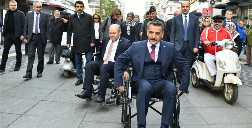 'Engelsiz yürüyüşe' katılan Vali tekerlekli sandalye kullandı