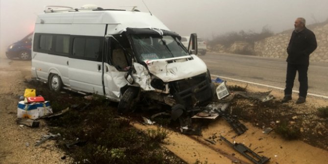 Hatay'da feci kaza: 2 minibüs çarpıştı! 13 yaralı