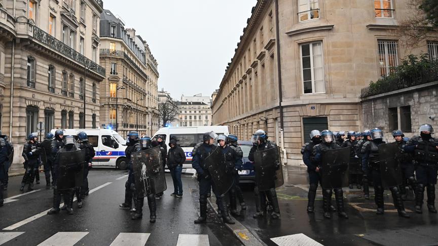 Fransa'yı 89 bin polis, Paris'i zırhlı araçlar koruyacak