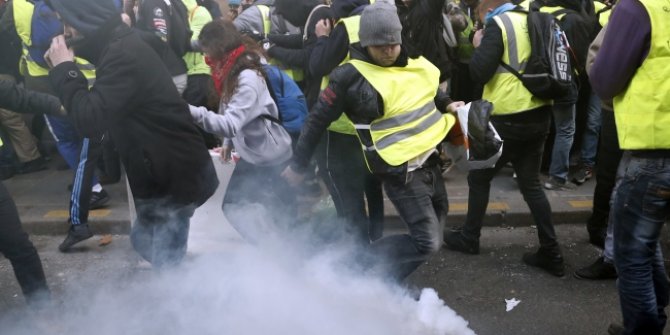 Fransa'da polis 'sarı yelekliler'e müdahale ediyor