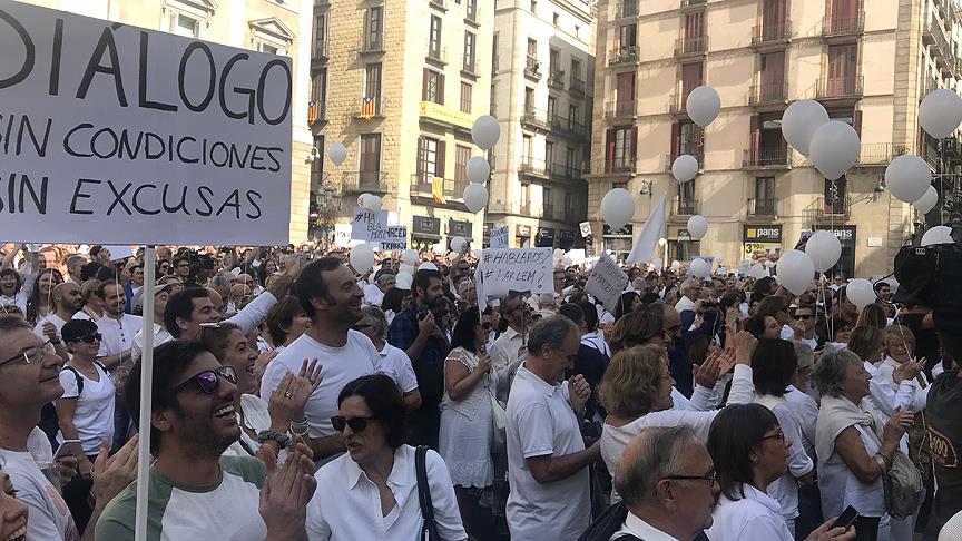 Katalonya krizine karşı 'Konuşalım' eylemi