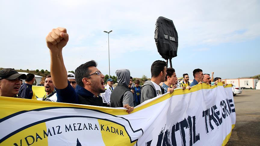 Fenerbahçe taraftarından TFF'ye protesto