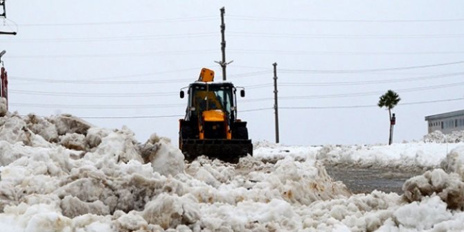 Sivas, Van ve Bitlis'te kar yağışı ve olumsuz hava koşulları nedeniyle 232 yolda ulaşım sağlanamıyor!