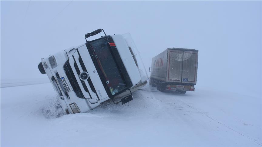 Doğuda kar yağışı ve tipi sürücülere zor anlar yaşattı
