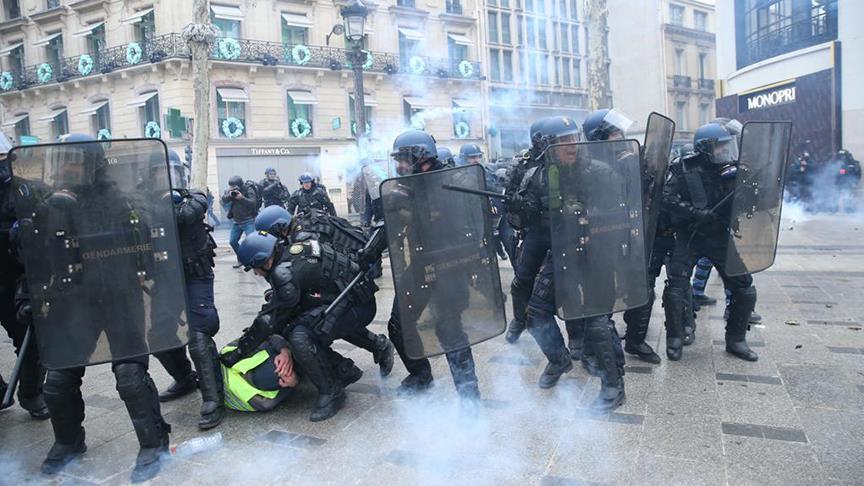 Paris'te 'sarı yeleklilere' polis müdahalesi
