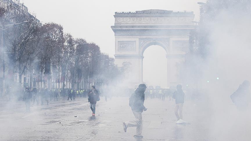 Fransa'da dünkü gösterilerde 242 gözaltı