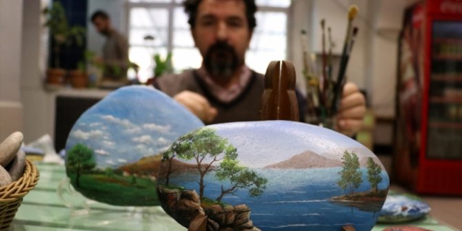 Munzur Çayı'ndan topladığı çakıl taşlarına yağlı boyalarla resim yapıyor
