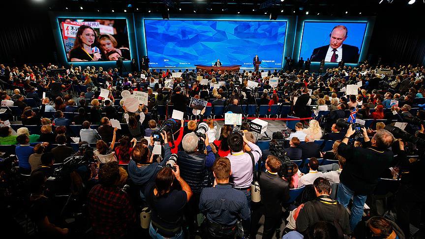 Putin'in basın toplantısına gazetecilerden rekor katılım