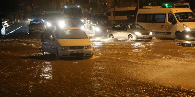 Adana'da sağanak yağış etkili oldu!