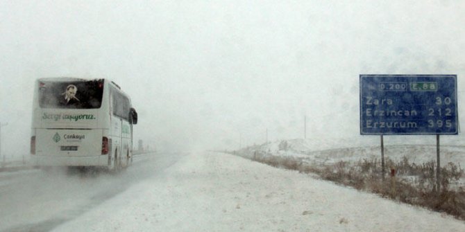 Erzincan-Sivas kara yolu kar ve tipi nedeniyle ulaşıma kapandı!