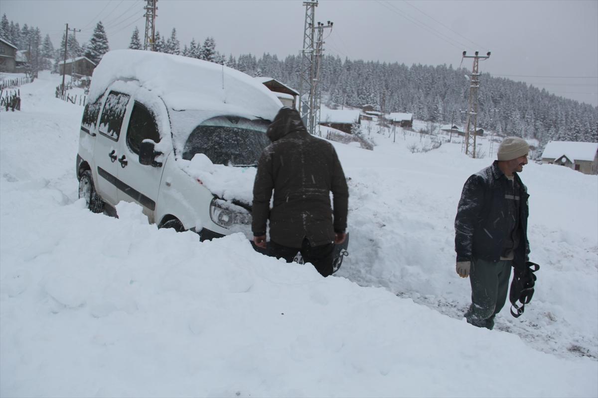 Yaylada karda mahsur kalan 4 kişi kurtarıldı