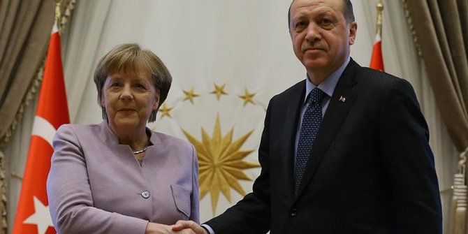 Başkan Erdoğan ile Merkel telefonda görüştü!