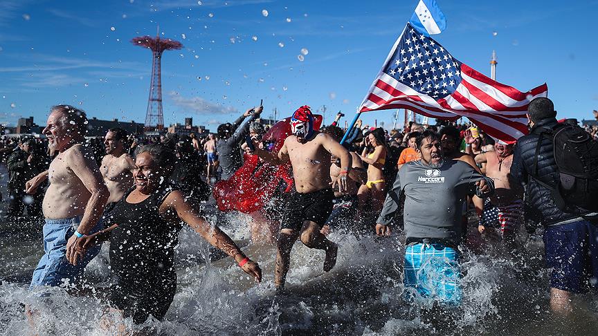 New Yorklular yeni yılı okyanusa girerek karşıladı