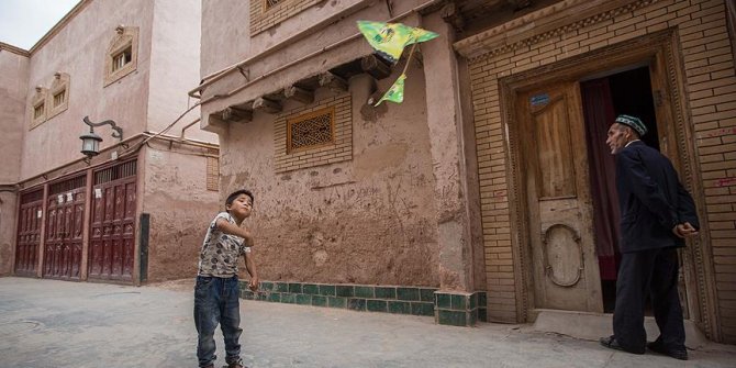 Çin’de kamu görevlileri Uygur ailelerin evlerine 'yatıya' gidiyor
