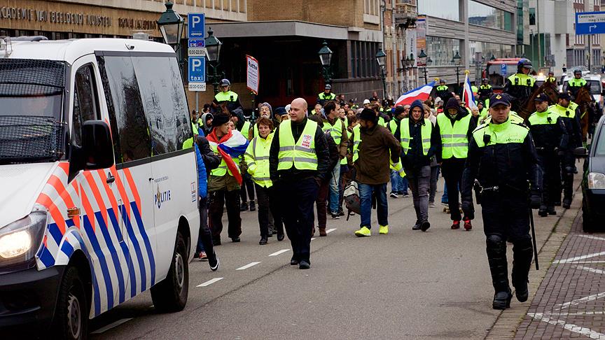 Hollanda'da sarı yeleklilerin hükümet protestosu sürüyor