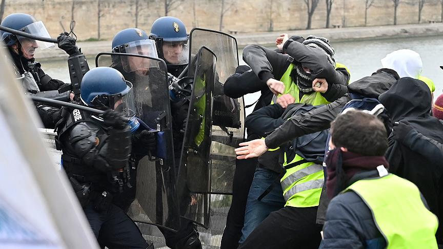 Fransa'da hafta sonu düzenlenen gösterilerde 345 gözaltı