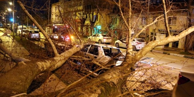Bursa'da gece etkisini artıran kuvvetli fırtına yaşamı olumsuz etkiledi!