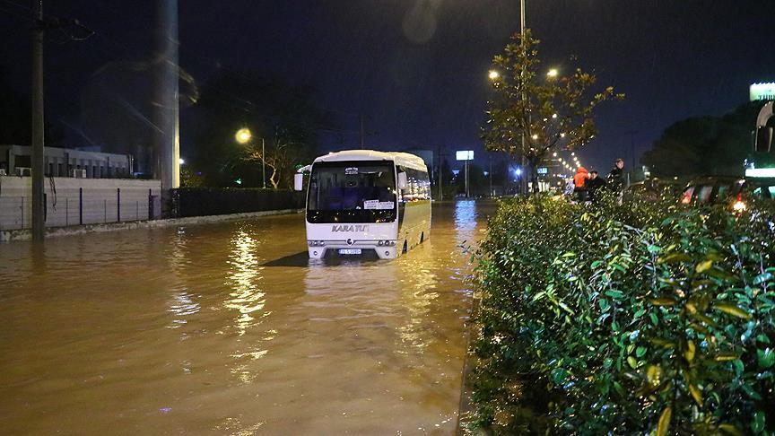 İzmir'de bir aylık yağmur 3 günde yağdı