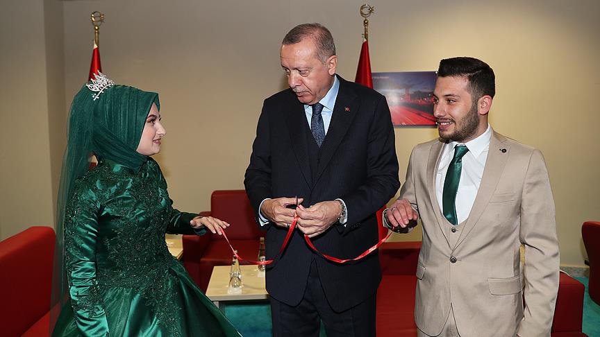Cumhurbaşkanı Erdoğan Kocaeli'nde bir çiftin nişan yüzüklerini taktı