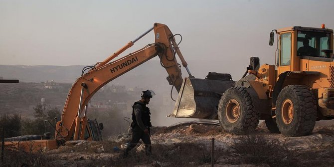 İsrail güçleri Filistinlilere ait yapıları yıktı