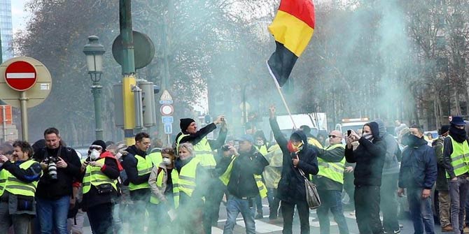 Belçika'da sarı yelekliler kamu binası girişine barikat kurdu
