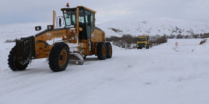 Yoğun kar Sivas'ta 43 köy yolunu kapattı