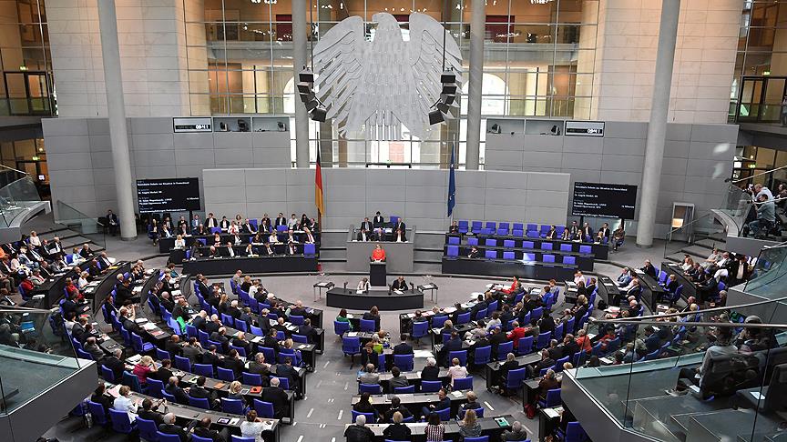 Alman Meclisinde 'oturma düzeni' sorun oldu