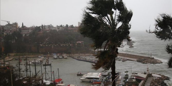 Antalya'da şiddetli yağış ve hortum nedeniyle zor anlar yaşanıyor