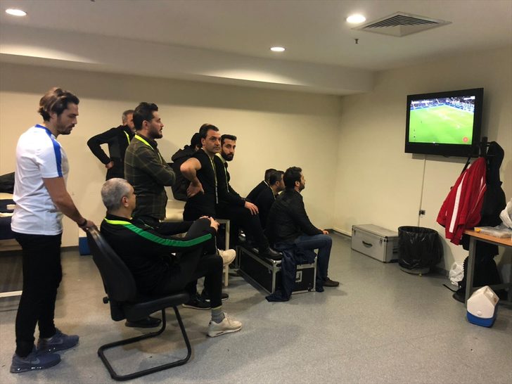 Evkur Yeni Malatyaspor idarecileri, maçı Fenerbahçe soyunma odasında izledi!