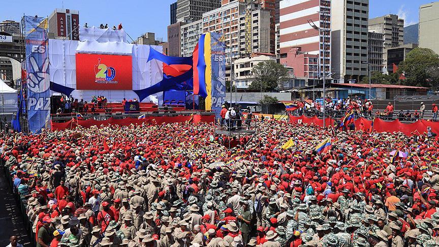 Venezuela'daki hükümet ve muhalefet yanlılarından gösteriler