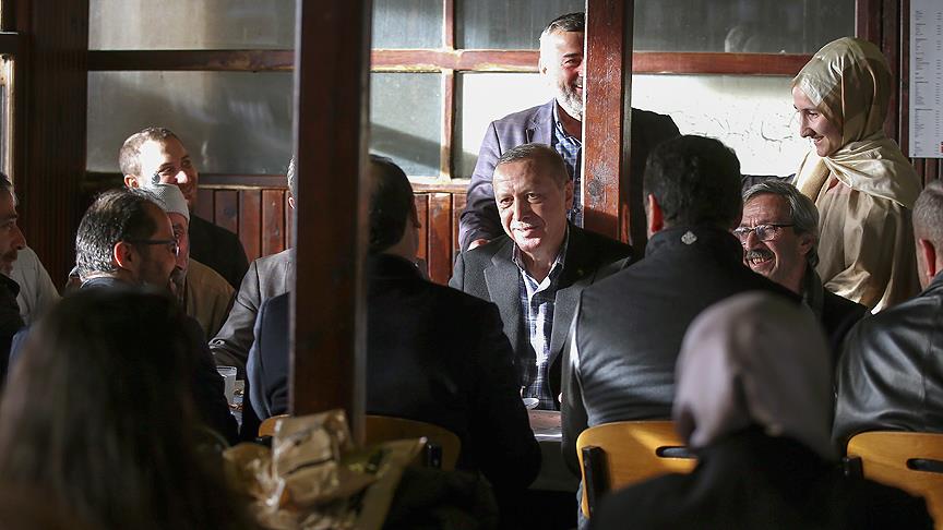 Cumhurbaşkanı Erdoğan Çınaraltı Çay Bahçesi'nde vatandaşlarla sohbet etti