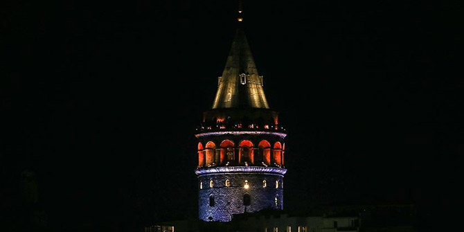 İstanbul'un simgeleri 'mavi-turuncuya' büründü