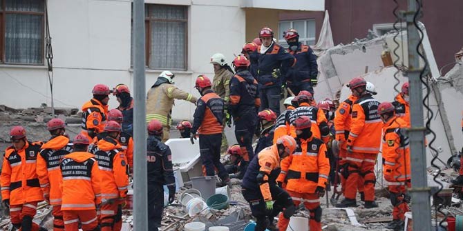 Kartal'da çöken binanın enkazında arama kurtarma çalışmaları sürüyor