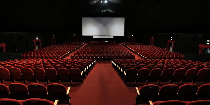 Sinema salonları yeniden misafirlerini ağırlamaya başladı