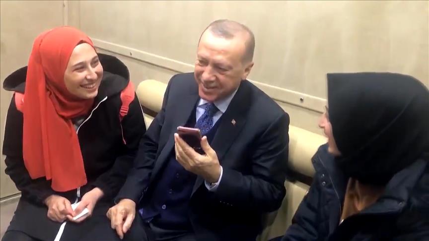 Cumhurbaşkanı Erdoğan, yanına gelen genç kızı kırmadı