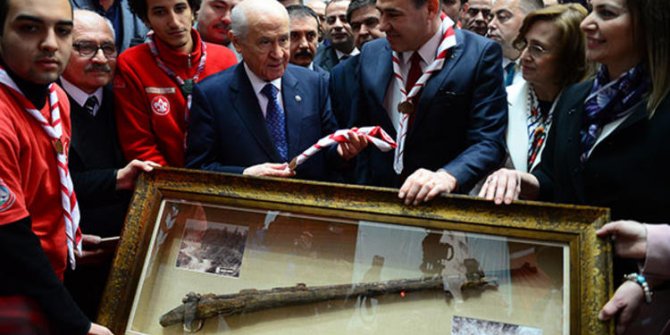 50'nci kuruluş yıl dönümü kapsamında  Bahçeli'ye Çanakkale Savaşı'nda kullanılan tüfek hediye edildi!