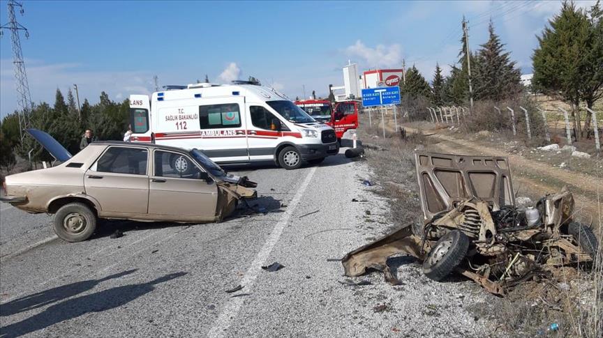 Denizli'de kaza yapan otomobil ikiye bölündü: 4 yaralı