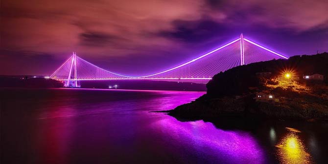 İstanbul'da köprüler epilepsiye dikkati çekmek için mora büründü