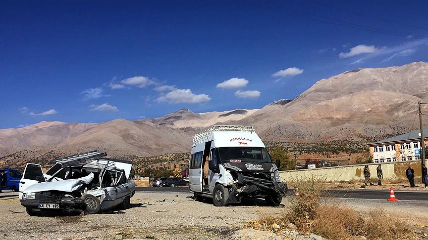 Kahramanmaraş'ta öğrenci servisiyle otomobil çarpıştı: 16 yaralı