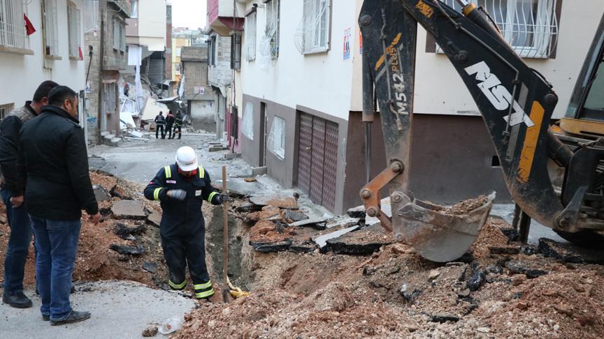 Gaziantep'teki hasar gören binalar yıkıldı