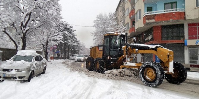 Bingöl'de kar yağışı hayatı olumsuz etkiliyor! Kar ve tipi 281 yolu..