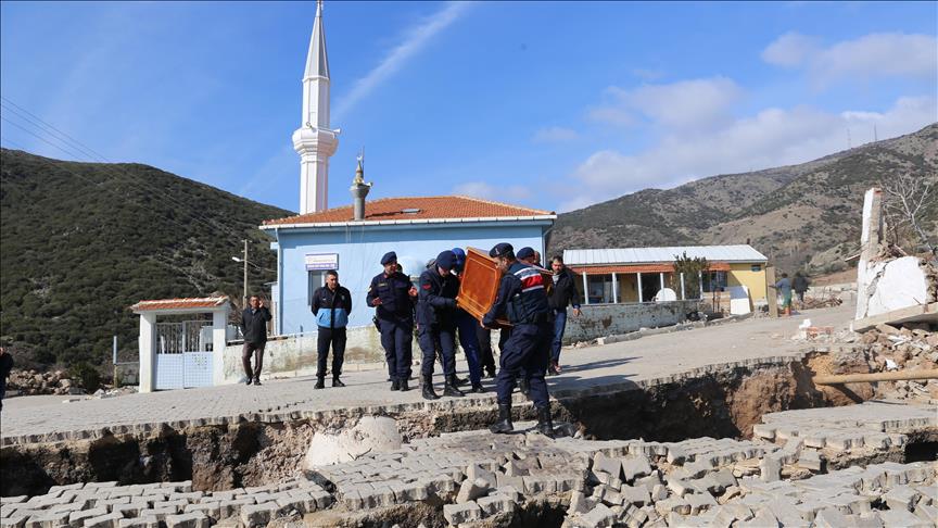 İzmir'de toprak kayması sonucu 12 ev tahliye edildi