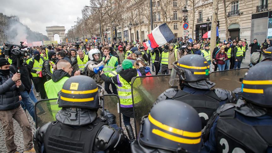 Fransa'da sarı yelekliler gösterilerin 14'üncü haftasında sokaklarda