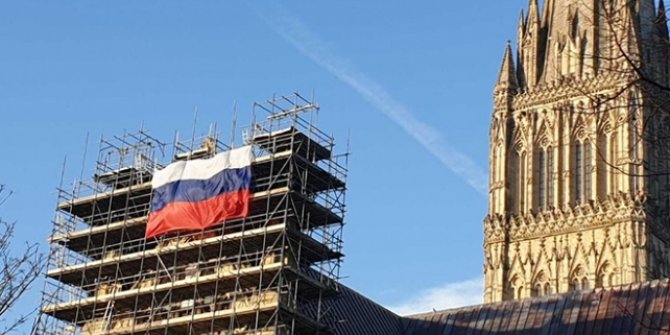 İki ülke arasında katedralde bayrak krizi